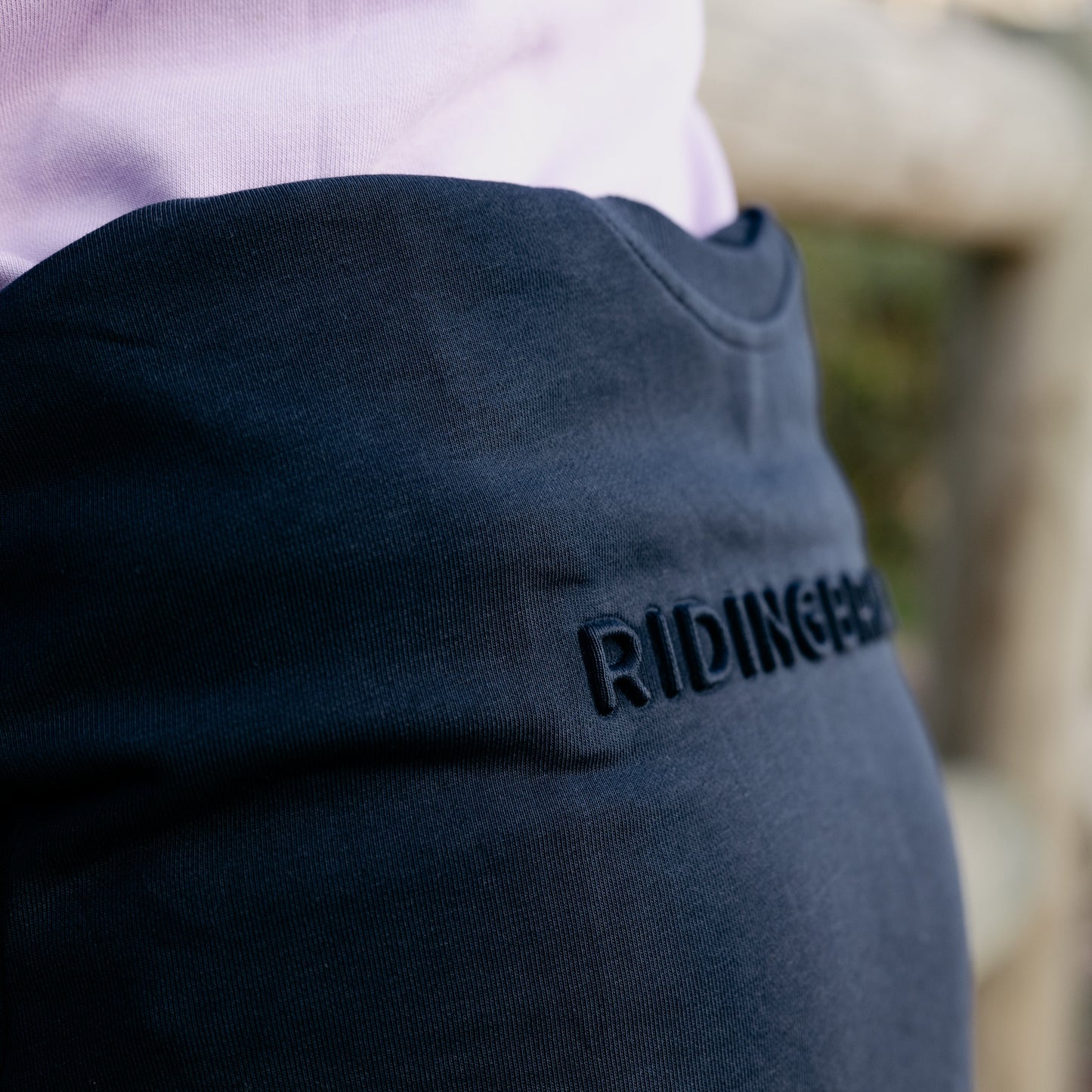 NAVY SIGNATURE RIDING BRAVE SWEATER