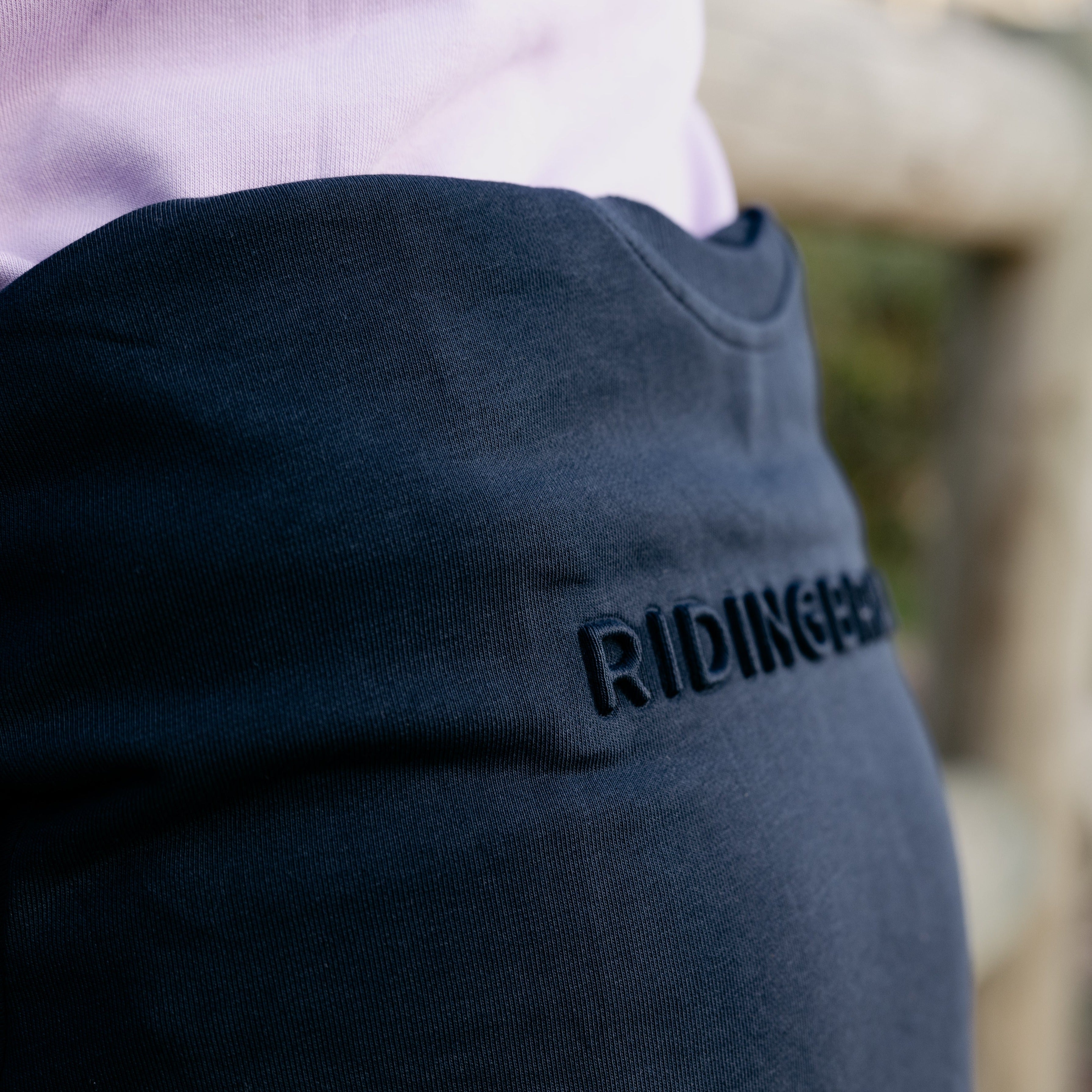 NAVY SIGNATURE RIDING BRAVE SWEATER